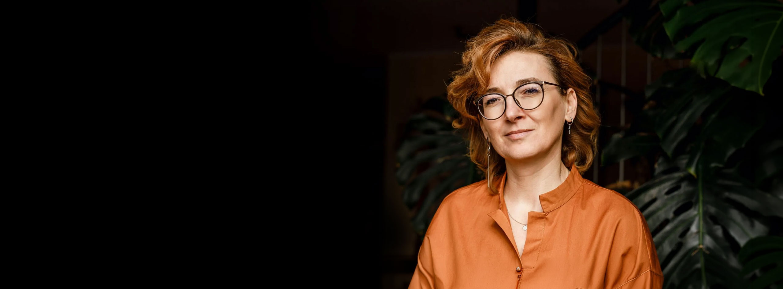 Eine Frau mit orangem Hemd